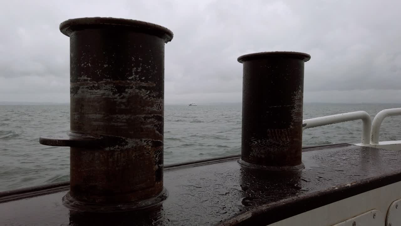 두 개의 큰 클리트 사이를 들여다보며 콘스턴스 호수의 격동하는 바다 위의 작은 배