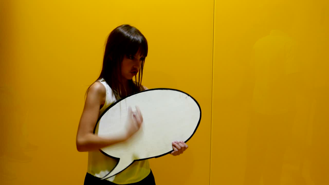 ella juega con un globo cómico y finge que es un instrumento musical.