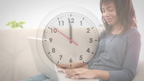 animación del reloj sobre una mujer de negocios afroamericana en la oficina