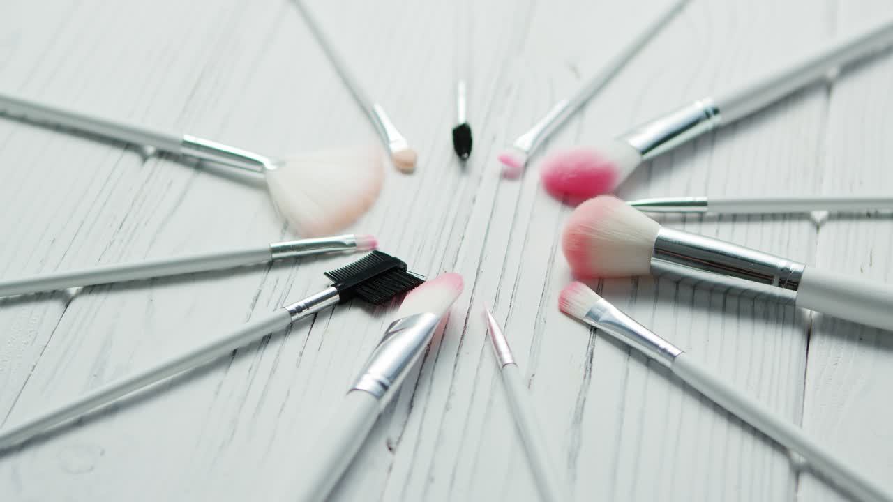 maquillaje cepillado colocado en círculo