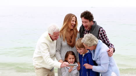 familia tomando una selfie juntos