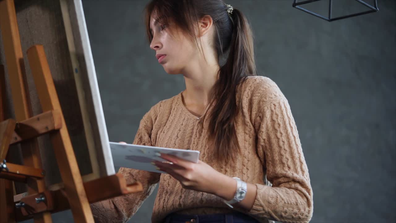 기둥 위 에 있는 여자 그림