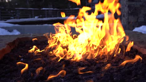 gran pozo de fuego al aire libre con llama