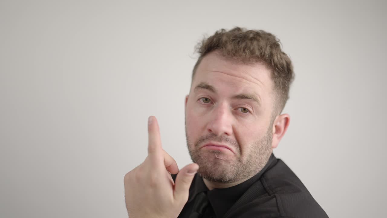 el hombre mira a la cámara y da una mirada tranquilizadora