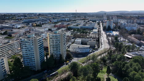 Luftaufnahme:-Die-Straßenbahn-Von-La-Mosson-Schlängelt-Sich-Durch-Die-Städtische-Entwicklung-Von-Montpellier.