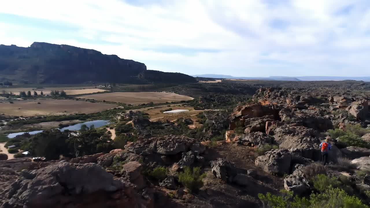 альпинист-мужчина, идущий по скалистой горе 4к