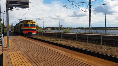 antiguo, tiempos soviéticos, tren llegando a la estación de tren de jurmala