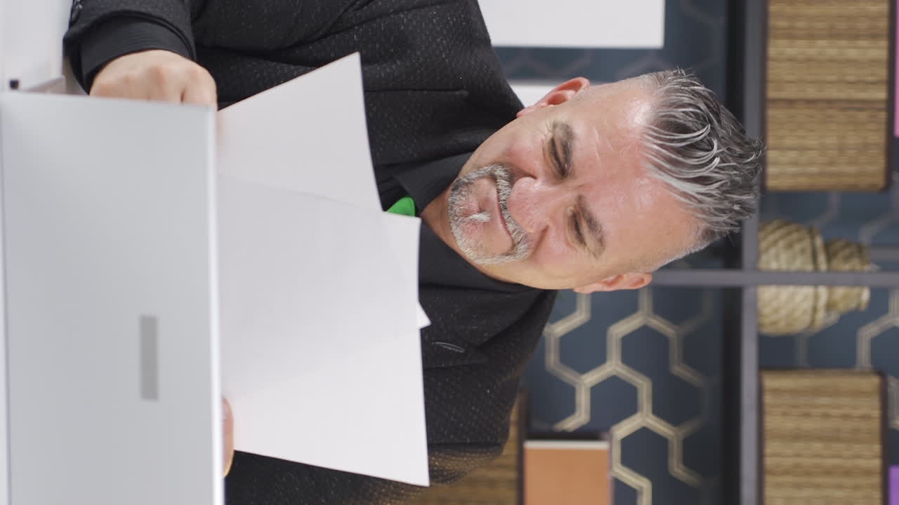 긍정적인 서류 결과에 기 ⁇ 하는 사업가의 수직 비디오.