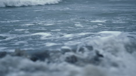 espuma de olas oceánicas salpicando en el fondo de la naturaleza abstracta. vista al agua de mar azul.