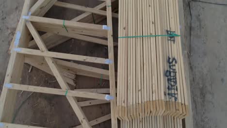 volando sobre las vigas de una casa