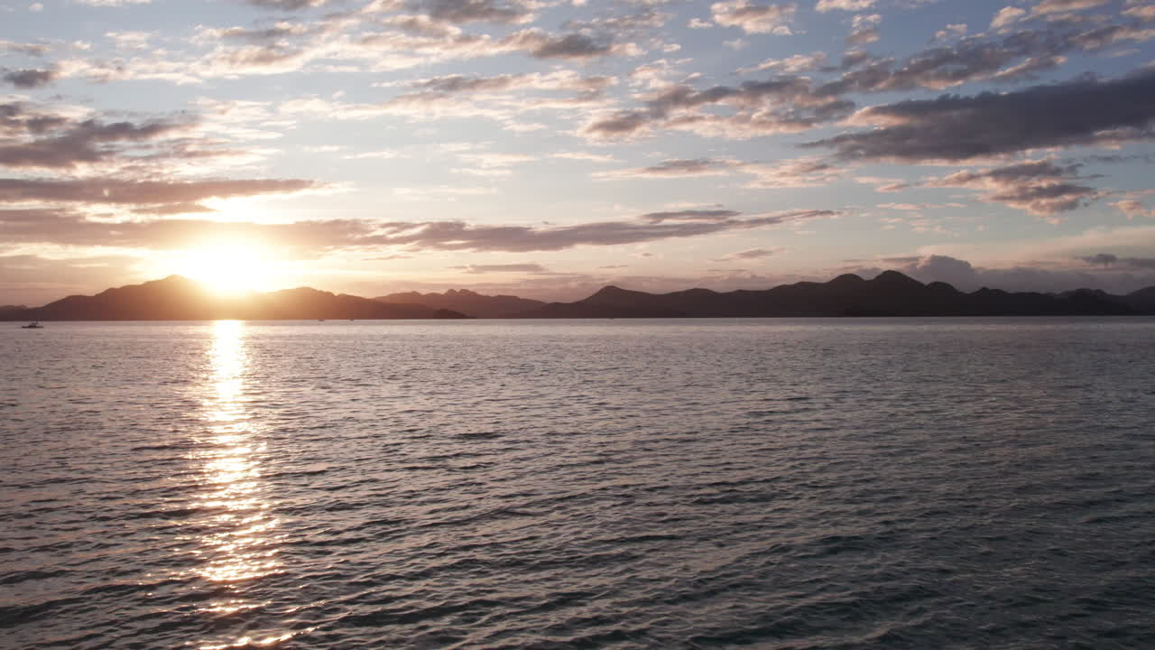 vista aérea cinematográfica con vistas al océano que rodea la isla del plátano