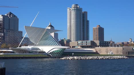 establishing shot of the futuristic milwaukee art museum