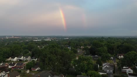 Drohnenaufnahme-Eines-Regenbogens-über-Einer-Stadt-Bei-Sonnenuntergang