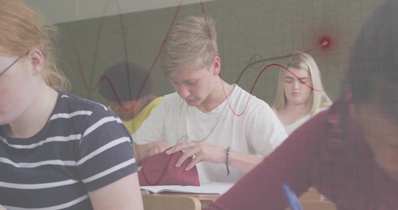 Teenagedreng lyner bordeaux penalhus op og tager en blyant frem, skriver eksamen i et klasseværelse.