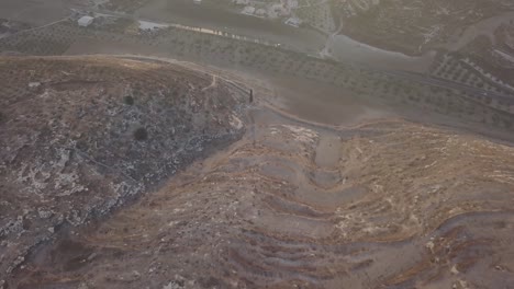 Vista-Aérea-De-Una-Colina-Estéril-Que-Va-A-La-Ciudad-De-Arraba-Palestina-Oriente-Medio