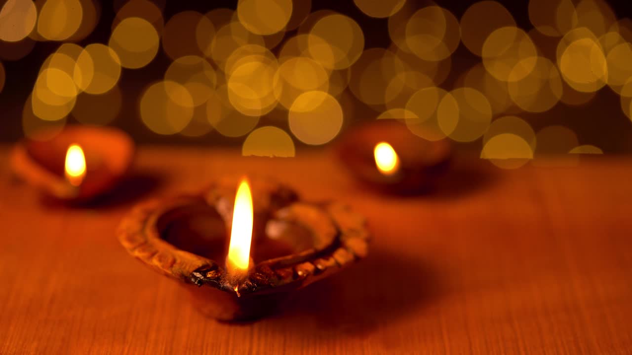 Lampade a olio Diya decorative per la tradizione religiosa