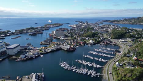 Svolvaer-Hafen-Fischerdorf-Auf-Den-Lofoten,-Norwegen---4K-Luftaufnahme