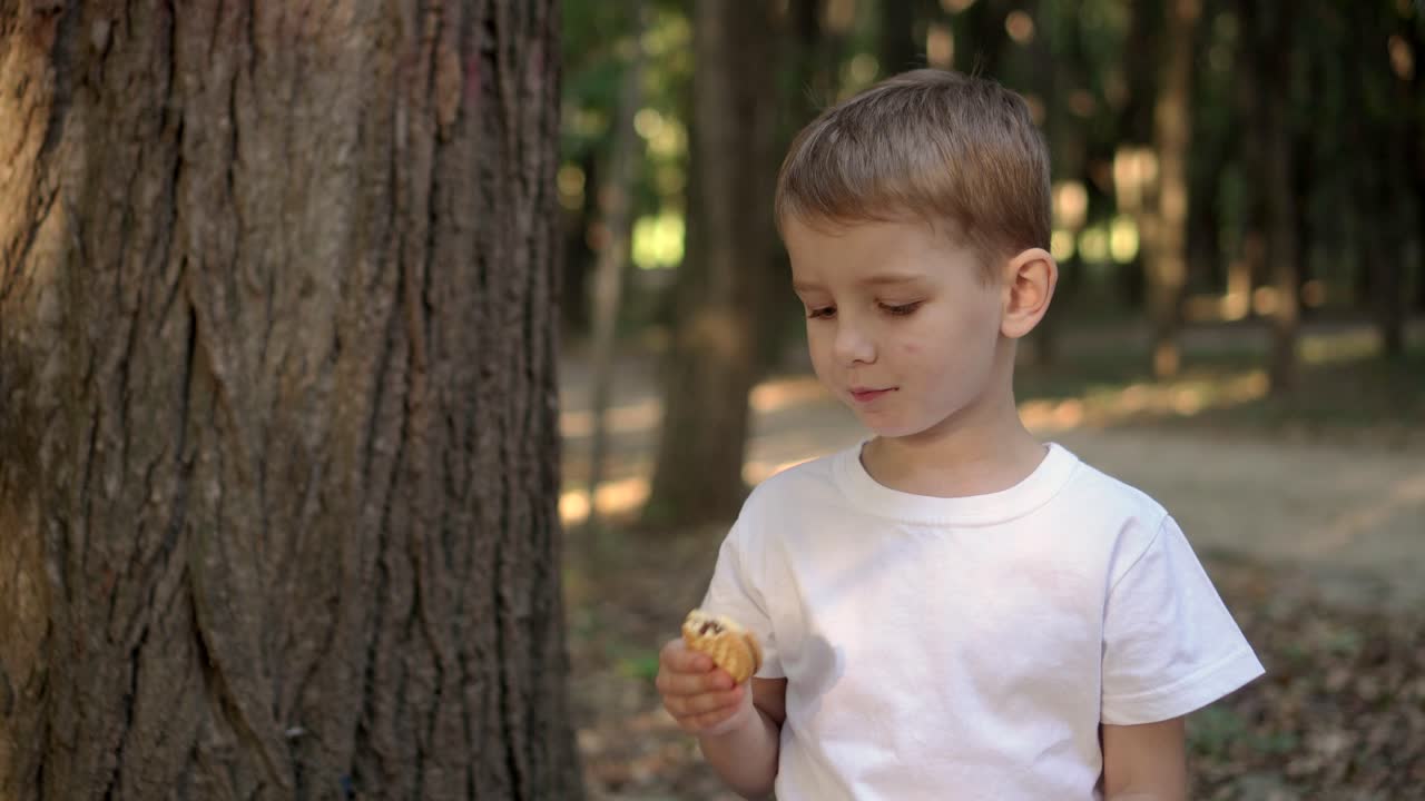 un chico con una camisa blanca come galletas 01