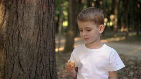 un chico con una camisa blanca come galletas 01