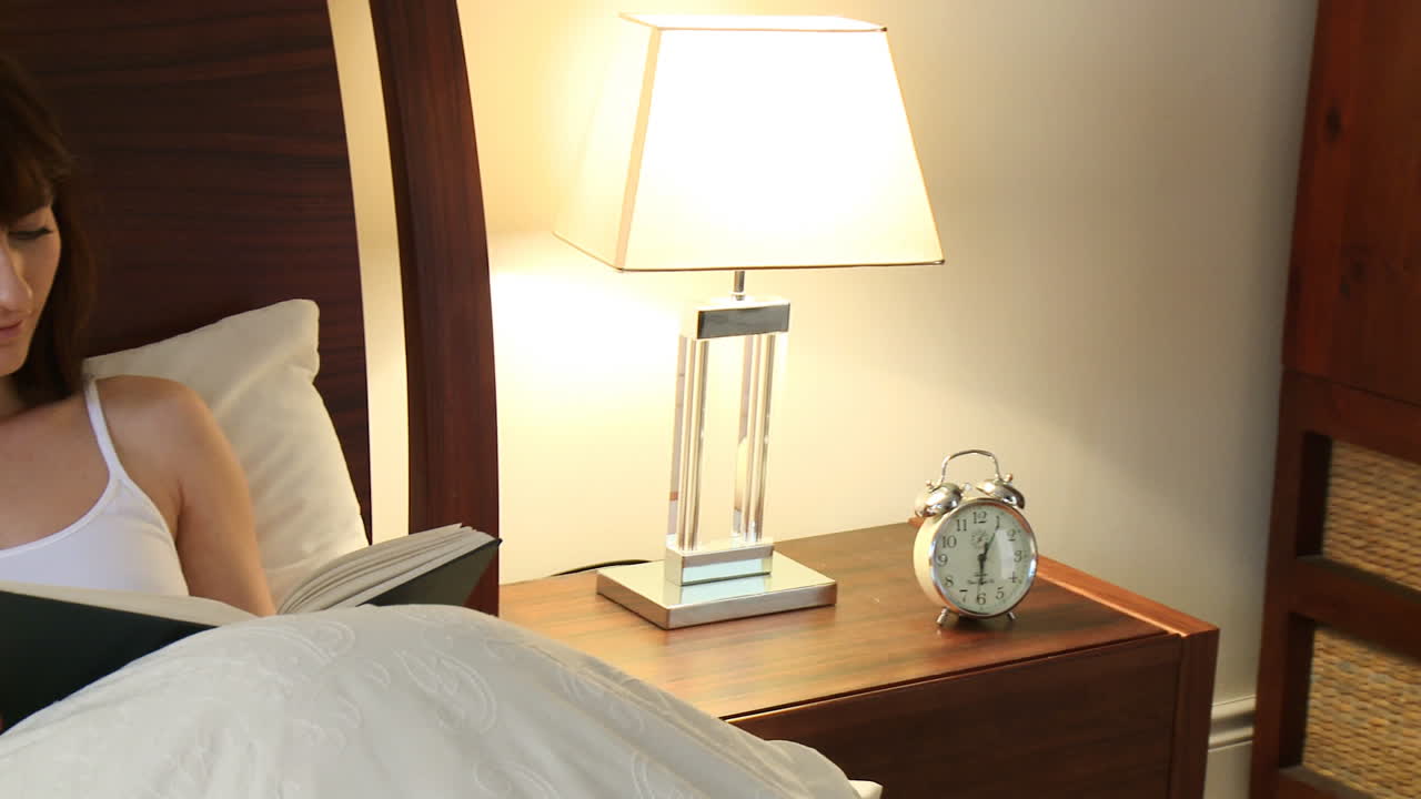 책 을 읽는 자신감 있는 여자