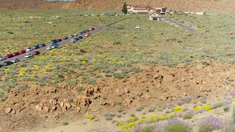 Teide-national-park-parking-lot-with-Parador-de-Cañadas-del-Teide-hotel,-tilt-up-view