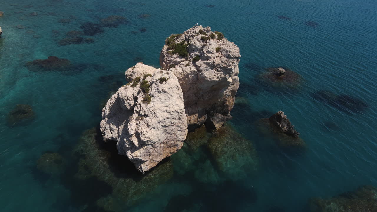 Orbita aerea della Roccia di Afrodite nel Mar Mediterraneo, Cipro.