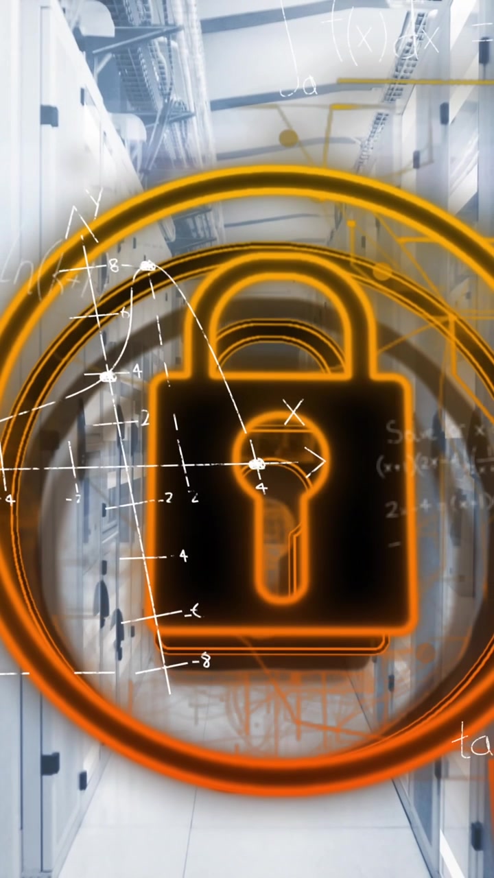 Animazione di un'icona di lucchetto di sicurezza, scie luminose gialle ed equazioni matematiche su una sala server