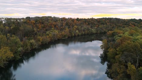 Phoenixville-Schuylkill-River-4k-Drone-Durante-La-Puesta-De-Sol-De-La-Hora-Dorada-En-Otoño-Otoño