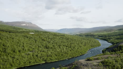 Antenne---Fnjoska-Fluss-Und--Hügel,-Vaglaskogur-Wald,-Fnjoskadalur,-Island,-Steigend