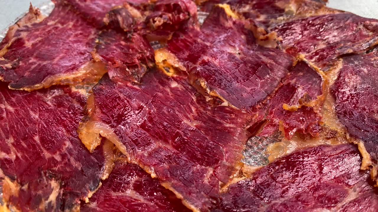 deliciosos cortes tradicionales de cerdo ibérico español, sabrosos bocadillos de carne en marbella málaga españa, 4k panado derecho
