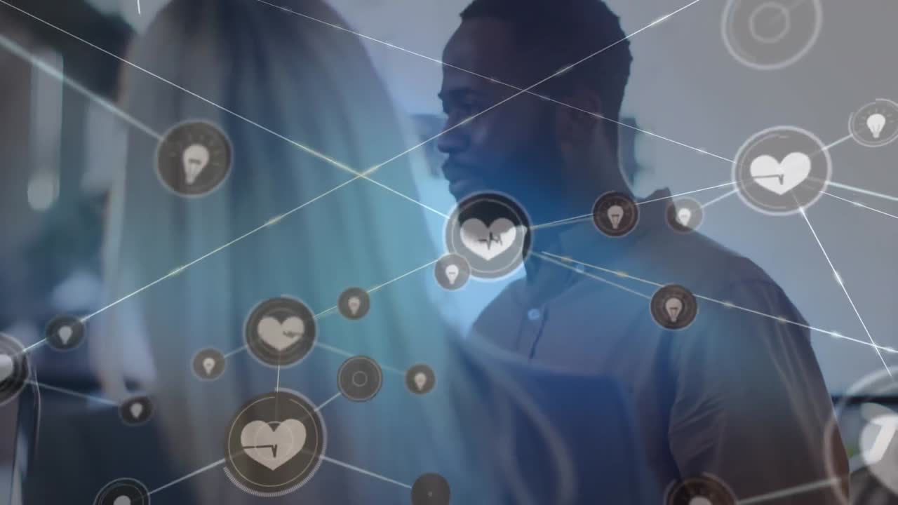 사무실에서 아이디어를 공유하는 다양한 동료들에 대한 연결된 아이콘의 애니메이션