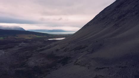 Moody-Paisaje-De-Montañas-árticas-En-Los-Alpes-De-Lyngen,-Noruega