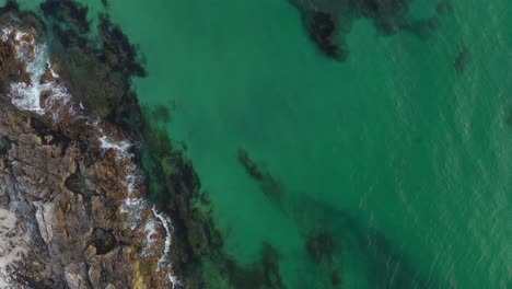 playa de olas abstractas en vista desde arriba.