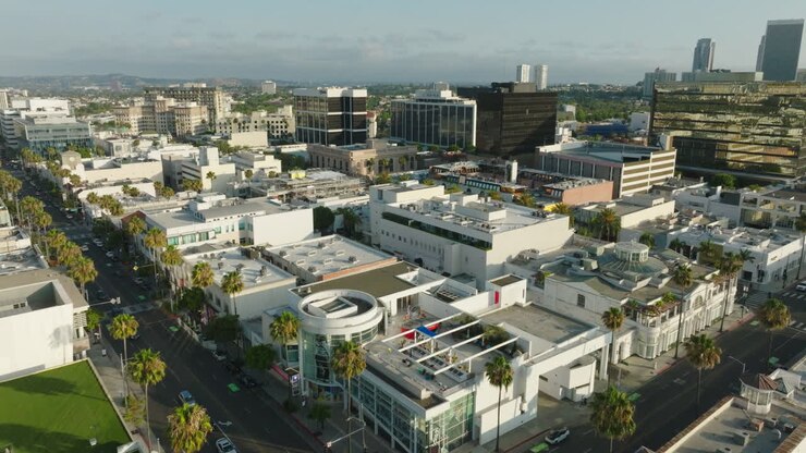 Tetti di Beverly Hills, veduta aerea di aziende e negozi sulle famose strade di un iconico quartiere di lusso