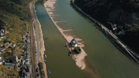 Die-Burg-Pfalzgrefenstein-Ragt-An-Strategisch-Günstiger-Stelle-Aus-Dem-Rhein-Heraus-Und-Dient-Der-Mauterhebung