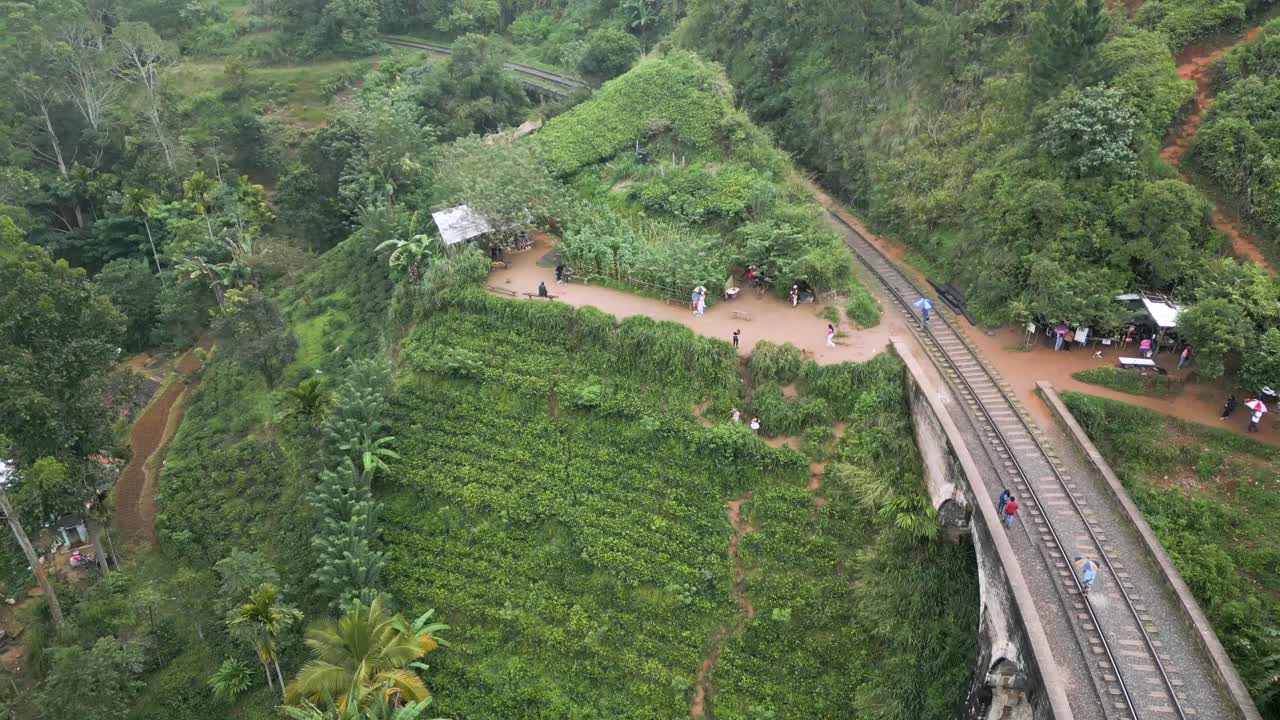 Plan aérien cinématographique du Pont aux Neuf Arches d'Ella au Sri Lanka.