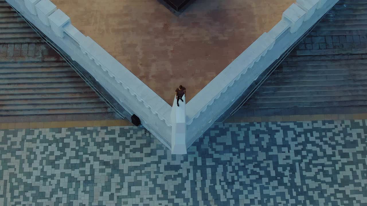 hombre de pie en el parapeto del monumento, extremo. pedestal de la ciudad, vista superior. vista aérea video desde el helicóptero. vista superior.