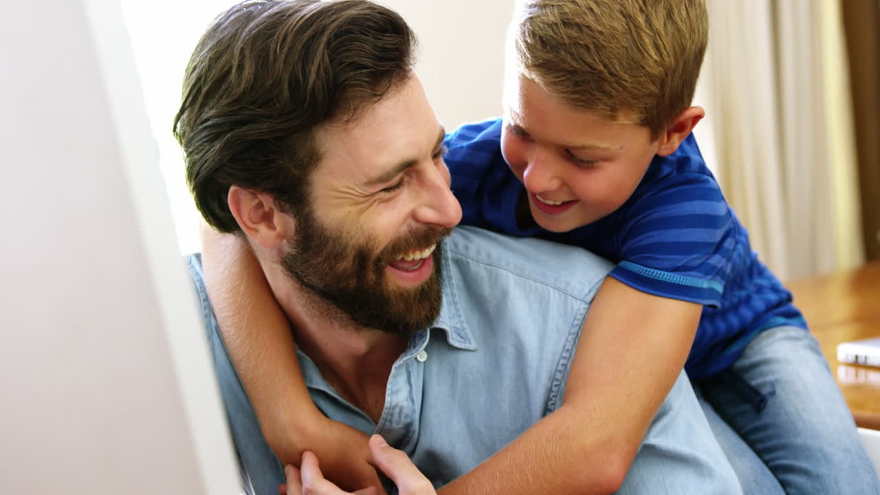 padre y hijo felices abrazándose