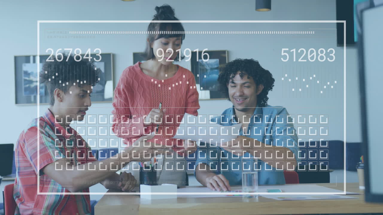 animación del procesamiento de datos financieros sobre diversas personas de negocios en la oficina