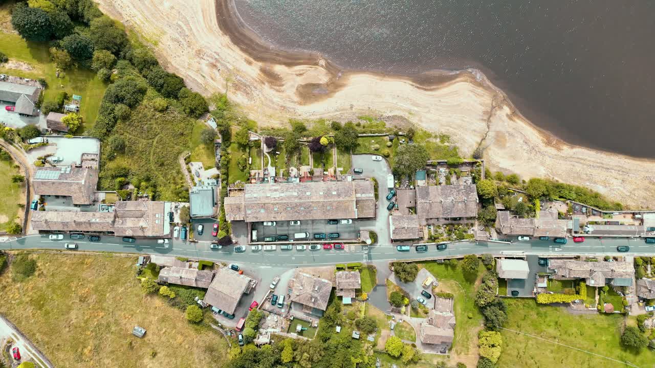 제분소가 있는 전형적인 시골 영국 요크셔 마을의 공중 드론 비디오