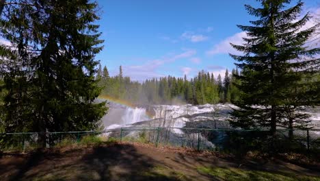 Zeitlupenvideo-Der-Wasserfall-Ristafallet-Im-Westlichen-Teil-Von-Jämtland-Gilt-Als-Einer-Der-Schönsten-Wasserfälle-Schwedens.