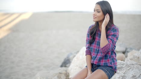 Mujer-Elegante-Posando-En-La-Playa