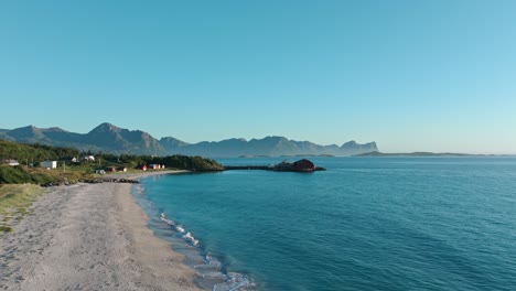 Costa-Arenosa-De-La-Playa-De-Bostranda-Con-Mar-Azul-Tranquilo-En-Bovaer,-Skaland,-Noruega