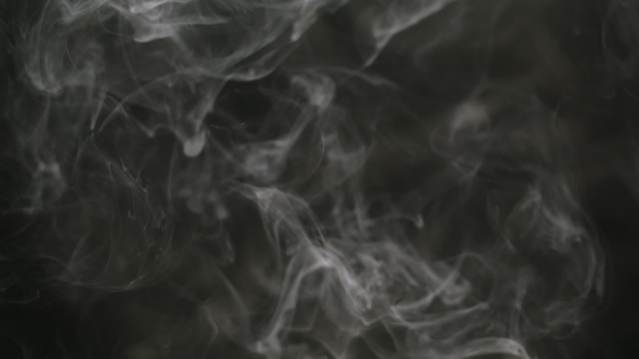 Fumo Bianco Astratto che Turbina su uno Sfondo Scuro