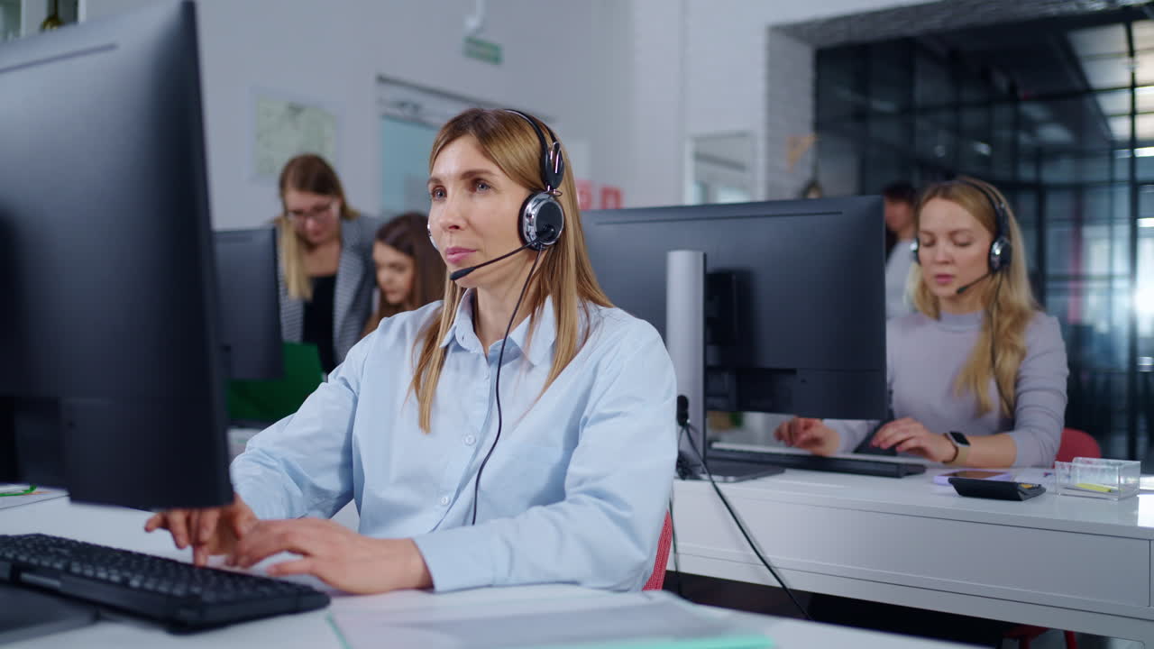 equipo de apoyo al cliente que trabaja en la oficina