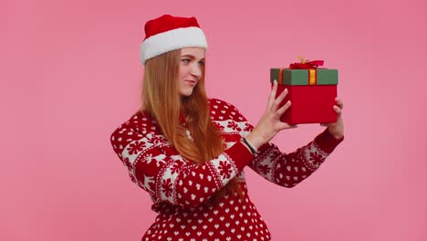 Das-Glückliche-Mädchen-Trägt-Einen-Roten-Weihnachtspullover-Und-Hat-Ein-Geschenk-Erhalten.-Sie-Interessiert-Sich-Für-Das,-Was-Sich-In-Der-Geschenkbox-Befindet