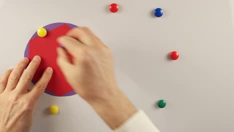 el profesor de matemáticas explica el tema de la "figura geométrica"