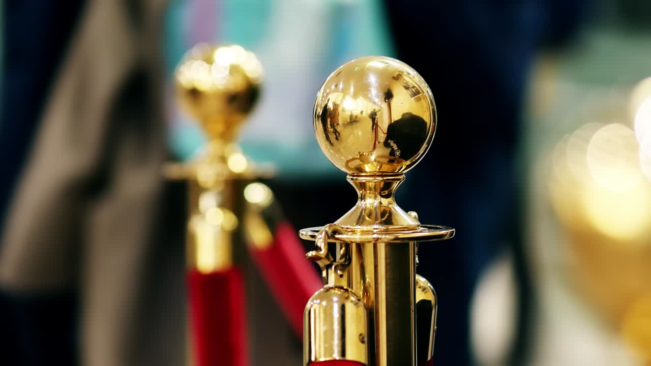 cuerdas de lujo de terciopelo rojo cerradas en una valiosa exposición en un museo o un concierto en una zona vip