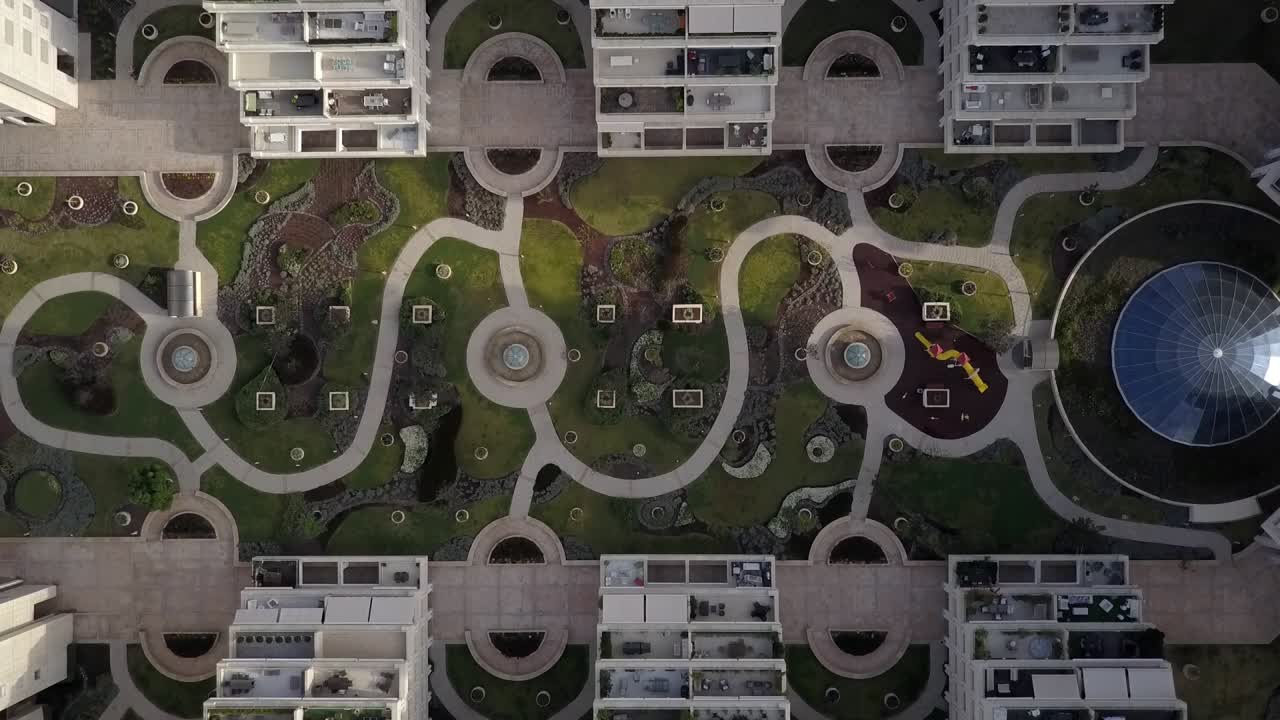 vista aérea del complejo residencial del jardín en la azotea