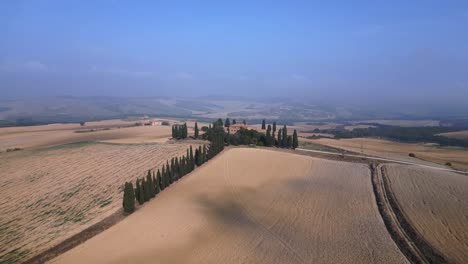 fantástica vista aérea de arriba vuelo niebla matutina valle de la toscana italia otoño 23